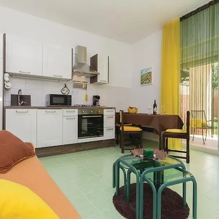 Apartment Garden With Terrace And Grill Pula