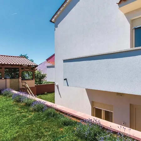 Apartment Garden With Terrace And Grill *
