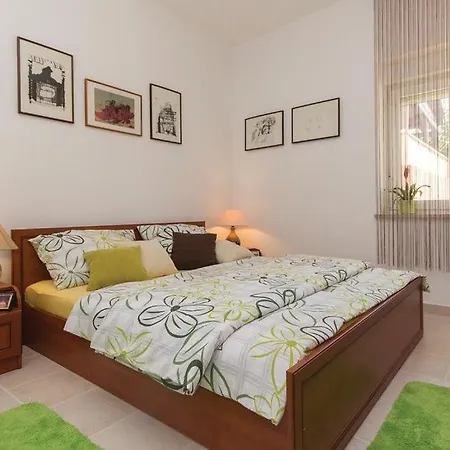 Garden With Terrace And Grill 아파트