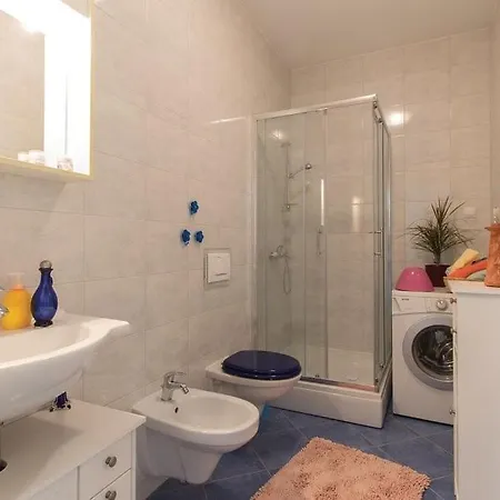 Garden With Terrace And Grill 아파트 풀라