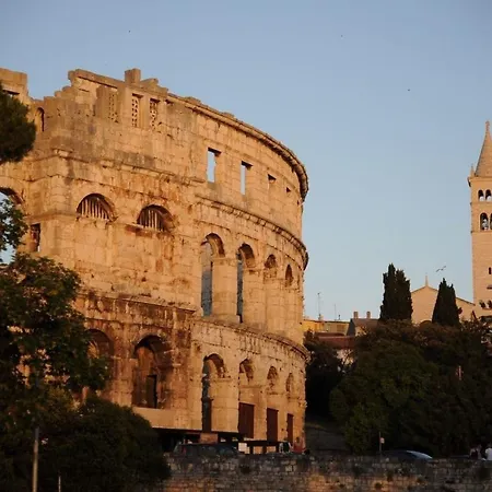Garden With Terrace And Grill *