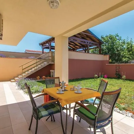 Apartment Garden With Terrace And Grill Pula