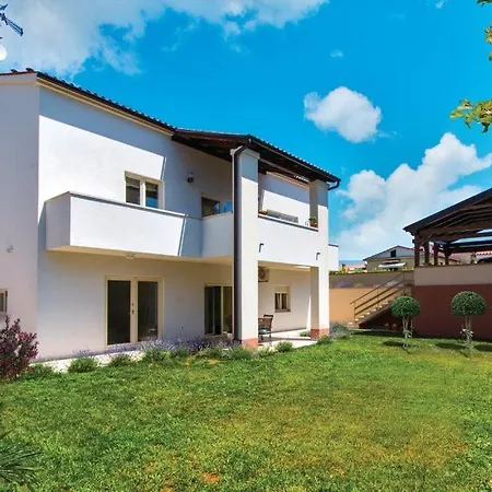 Garden With Terrace And Grill Pola